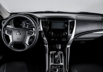 Подержанный автомобиль Mitsubishi Pajero Sport 2018 года (12 фото)