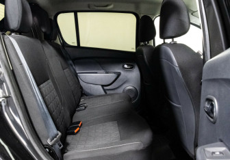 Подержанный автомобиль Renault Sandero 2017 года (9 фото)