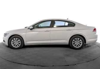 Подержанный автомобиль Volkswagen Passat Sedan 2019 года (8 фото)