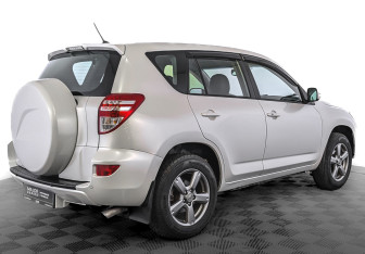 Подержанный автомобиль Toyota RAV4 2012 года (5 фото)