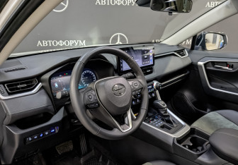 Подержанный автомобиль Toyota RAV4 2025 года (15 фото)