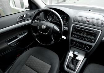 Подержанный автомобиль Skoda Octavia Liftback 2012 года (12 фото)