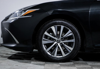 Подержанный автомобиль Lexus ES 2018 года (15 фото)