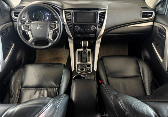 Подержанный автомобиль Mitsubishi Pajero Sport 2017 года (9 фото)