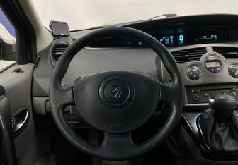Подержанный автомобиль Renault Scenic 2007 года (12 фото)