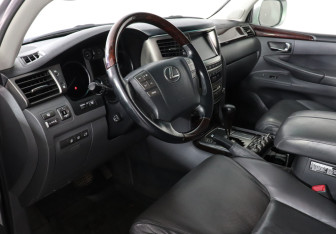 Подержанный автомобиль Lexus LX 2008 года (9 фото)