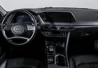 Подержанный автомобиль Hyundai Sonata 2021 года (12 фото)