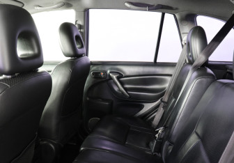 Подержанный автомобиль Toyota RAV4 2004 года (8 фото)