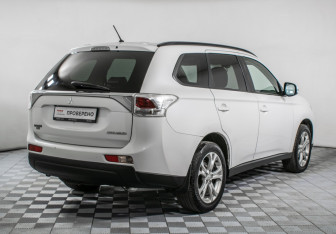 Подержанный автомобиль Mitsubishi Outlander 2013 года (5 фото)