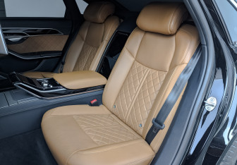 Подержанный автомобиль Audi A8 2023 года (18 фото)