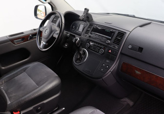 Подержанный автомобиль Volkswagen Multivan 2013 года (10 фото)