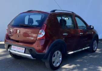 Подержанный автомобиль Renault Sandero 2014 года (5 фото)