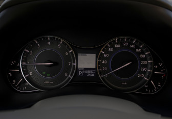 Подержанный автомобиль Infiniti QX80 2015 года (12 фото)