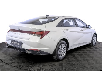 Подержанный автомобиль Hyundai Elantra Sedan 2022 года (5 фото)