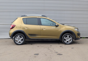 Подержанный автомобиль Renault Sandero 2017 года (4 фото)