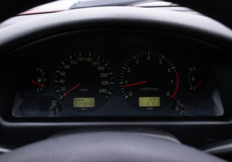 Подержанный автомобиль Toyota Avensis Sedan 1998 года (12 фото)