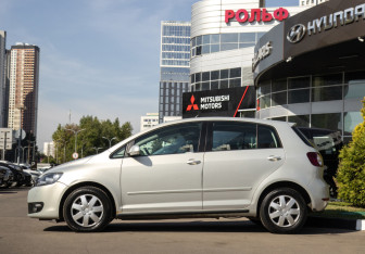 Подержанный автомобиль Volkswagen Golf Plus 2010 года (6 фото)
