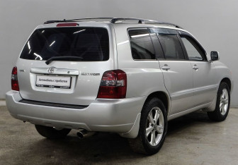 Подержанный автомобиль Toyota Highlander 2004 года (5 фото)