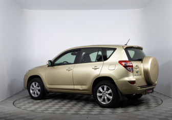 Подержанный автомобиль Toyota RAV4 2011 года (7 фото)