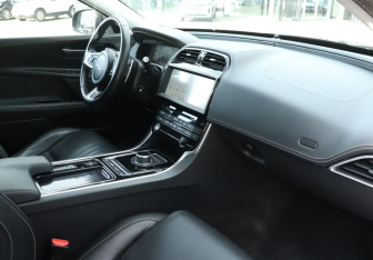Подержанный автомобиль Jaguar XE 2018 года (9 фото)