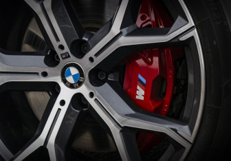 Подержанный автомобиль BMW X5 2023 года (10 фото)