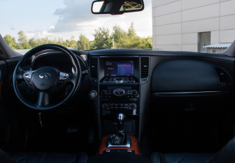 Подержанный автомобиль Infiniti QX70 2016 года (10 фото)
