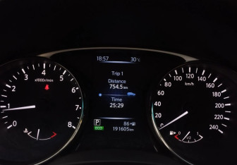 Подержанный автомобиль Nissan X-Trail 2015 года (12 фото)