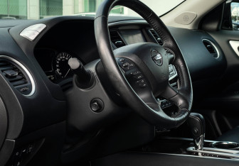 Подержанный автомобиль Nissan Pathfinder 2014 года (13 фото)