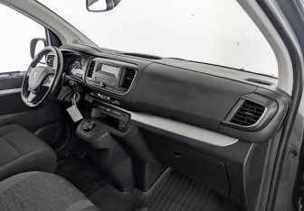 Подержанный автомобиль Peugeot Traveller 2021 года (11 фото)