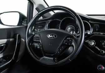 Подержанный автомобиль Kia Ceed Hatchback 2015 года (12 фото)