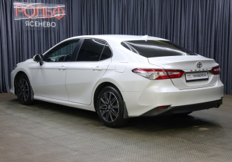 Подержанный автомобиль Toyota Camry Sedan 2022 года (7 фото)
