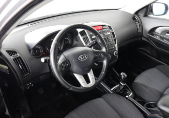 Подержанный автомобиль Kia Ceed Hatchback 2010 года (5 фото)