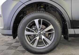 Подержанный автомобиль Toyota RAV4 2017 года (18 фото)