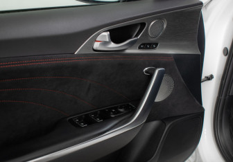 Подержанный автомобиль Kia Stinger 2021 года (13 фото)