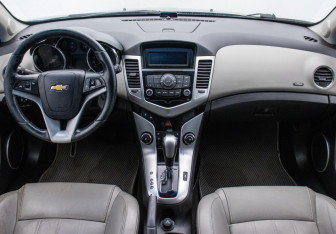 Подержанный автомобиль Chevrolet Cruze Hatchback 2012 года (13 фото)