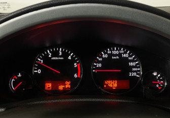 Подержанный автомобиль Nissan Pathfinder 2012 года (11 фото)