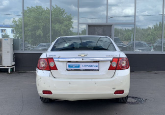 Подержанный автомобиль Chevrolet Epica 2008 года (6 фото)