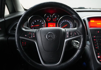 Подержанный автомобиль Opel Astra Hatchback 2013 года (10 фото)
