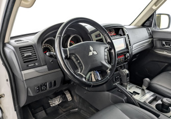 Подержанный автомобиль Mitsubishi Pajero 2018 года (16 фото)