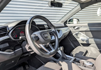 Подержанный автомобиль Audi Q3 2019 года (16 фото)