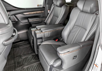 Подержанный автомобиль Toyota Alphard 2021 года (12 фото)