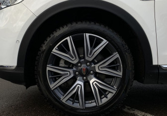 Подержанный автомобиль Hongqi HS5 2023 года (9 фото)