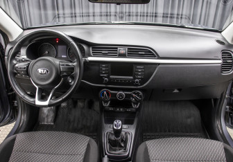 Подержанный автомобиль Kia Rio Sedan 2017 года (14 фото)