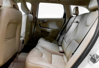 Подержанный автомобиль Volvo XC60 2015 года (10 фото)