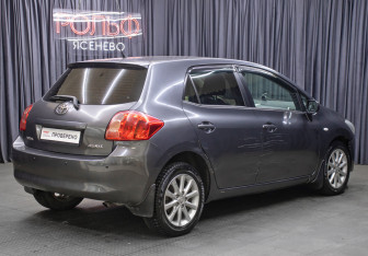 Подержанный автомобиль Toyota Auris Hatchback 2009 года (5 фото)