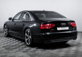Подержанный автомобиль Audi S8 2013 года (7 фото)