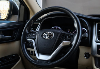 Подержанный автомобиль Toyota Highlander 2014 года (13 фото)