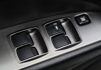 Подержанный автомобиль Mitsubishi Outlander 2005 года (15 фото)