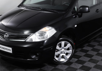 Подержанный автомобиль Nissan Tiida Hatchback 2012 года (20 фото)