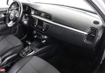 Подержанный автомобиль Kia Rio Hatchback 2018 года (10 фото)